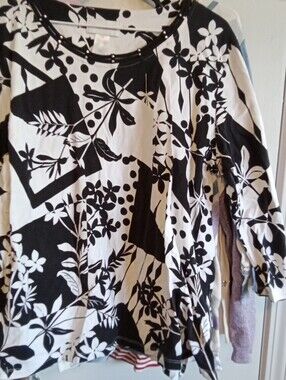 #6034 Black & White Floral Graphic Tunic Top - XL